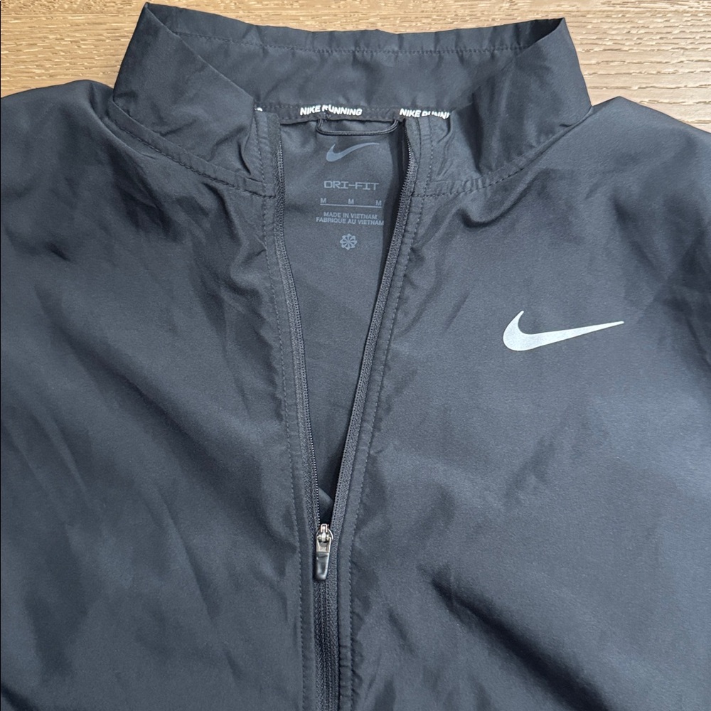 NikeRunning Dri-Fit Packable Jacket Lightweight Zip Up Cropped Windbreaker - Picture 2 of 5